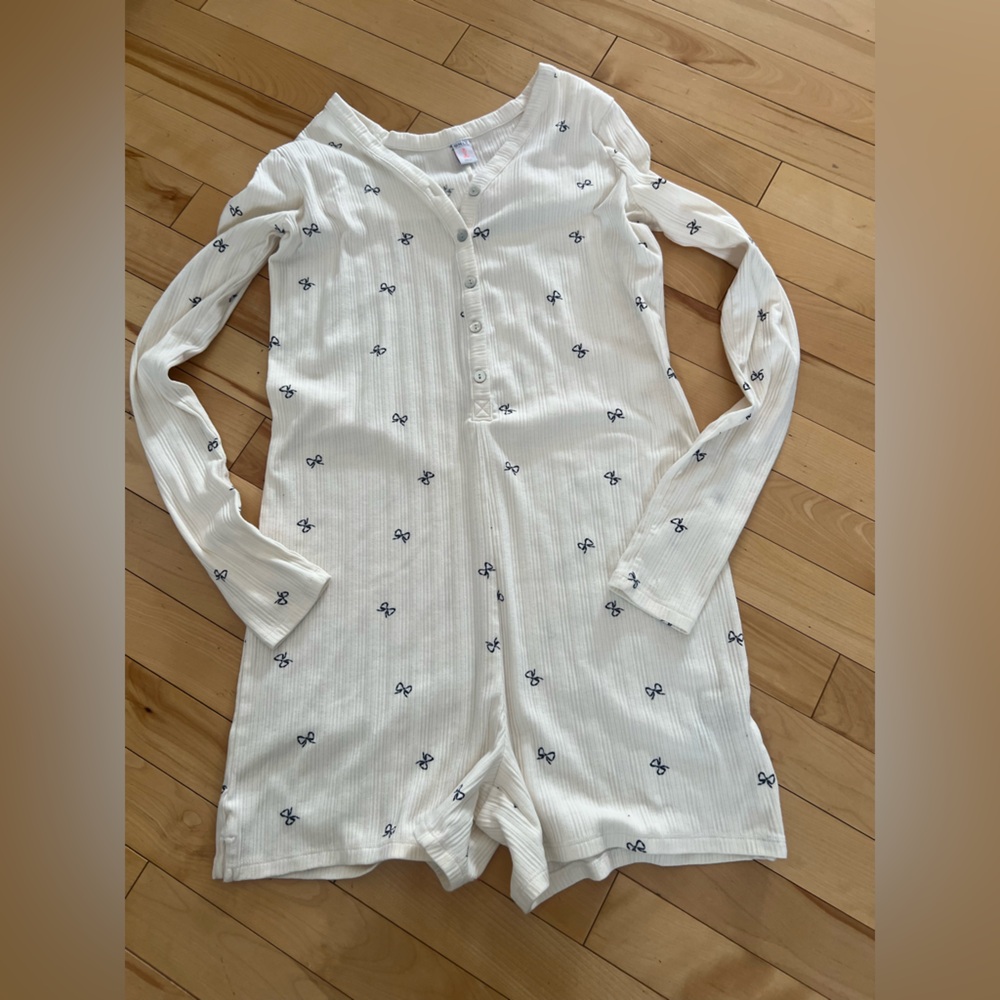 Old Navy Cream Ribbed V-Neck jumpsuit